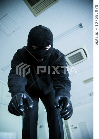 倉庫に泥棒に入る男性 107685978