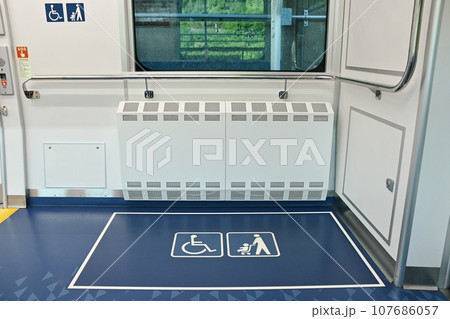 中央線車両内の車椅子スペース 107686057