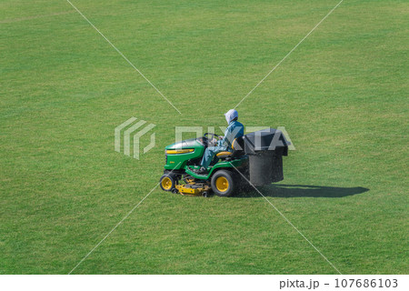 競技場の芝生を整備するトラクター 107686103