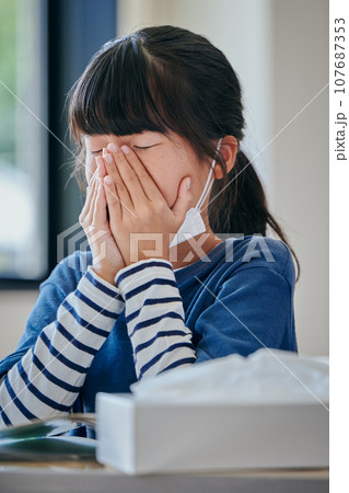 手で鼻を押さえる小学生の女の子 手で鼻を押さえる小学生の女の子 107687353