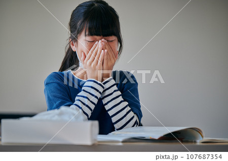 手で鼻を押さえる小学生の女の子 手で鼻を押さえる小学生の女の子 107687354