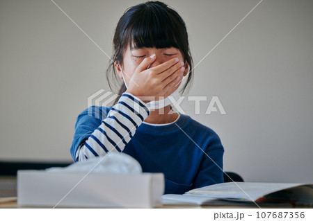 手で鼻を押さえる小学生の女の子 手で鼻を押さえる小学生の女の子 107687356