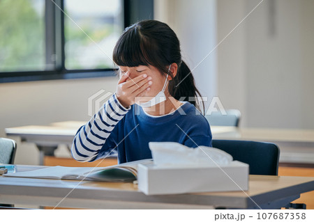 手で鼻を押さえる小学生の女の子 手で鼻を押さえる小学生の女の子 107687358