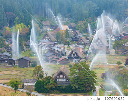 岐阜_白川郷の放水訓練_水のアーチ 岐阜_白川郷の放水訓練_水のアーチ 107691022