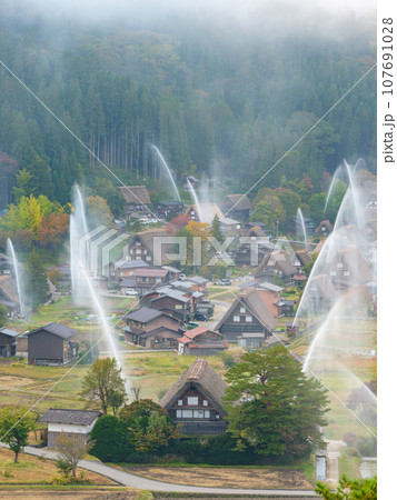 岐阜_白川郷の放水訓練_水のアーチ 107691028