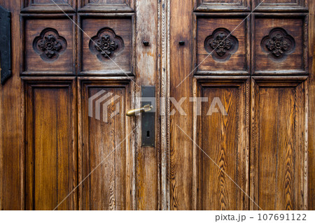 old wooden door 107691122