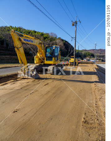 道路建設_基礎工事と重機の風景 107691195