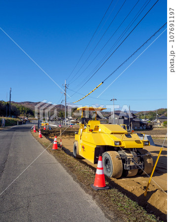道路建設_基礎工事と重機の風景 107691197