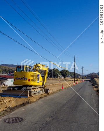 道路建設_基礎工事と重機の風景 107691201