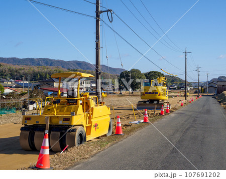 道路建設_基礎工事と重機の風景 道路建設_基礎工事と重機の風景 107691202