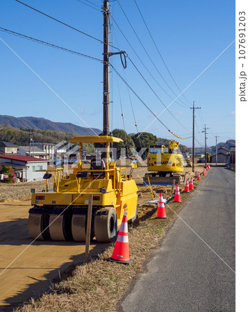 道路建設_基礎工事と重機の風景 道路建設_基礎工事と重機の風景 107691203