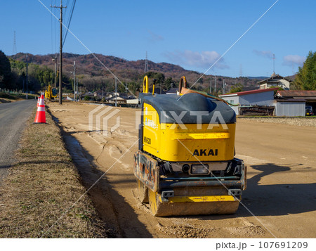 道路建設_基礎工事と重機の風景 107691209