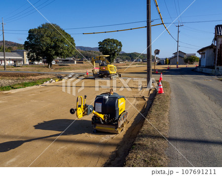道路建設_基礎工事と重機の風景 道路建設_基礎工事と重機の風景 107691211