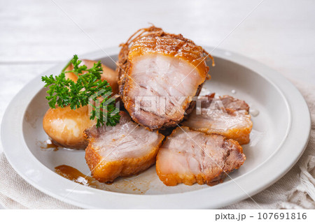 スライスした自家製チャーシュー 107691816