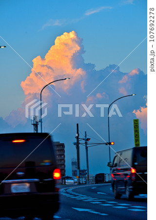 《愛知県》名古屋市北区国道19号の上空に現れた夕日に照らされる積乱雲 《愛知県》名古屋市北区国道19号の上空に現れた夕日に照らされる積乱雲 107692278