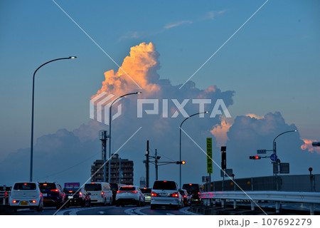 《愛知県》名古屋市北区国道19号の上空に現れた夕日に照らされる積乱雲 107692279