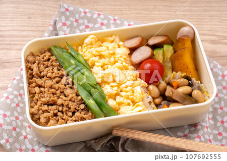三色そぼろ弁当 107692555