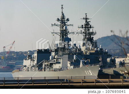 停泊中の海上自衛隊の護衛艦 107693041