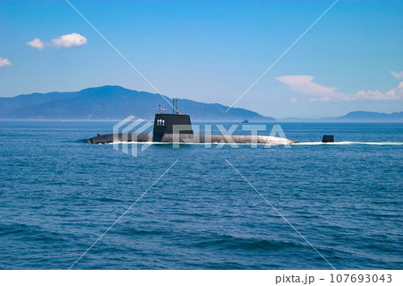 航行する海上自衛隊の潜水艦 107693043