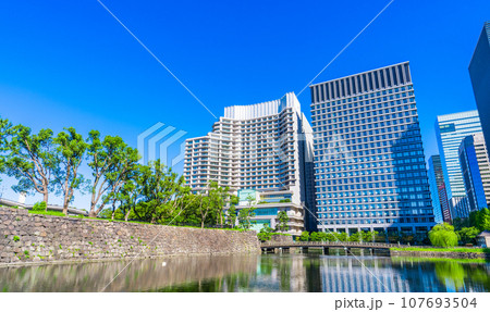 東京 丸の内の高層ビル群と和田倉濠 107693504