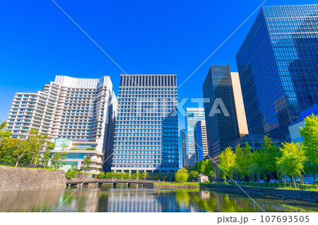 東京 丸の内の高層ビル群と和田倉濠 東京 丸の内の高層ビル群と和田倉濠 107693505