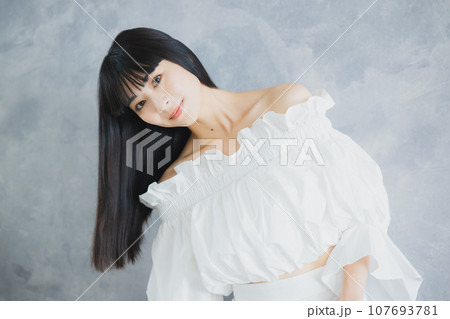 ロングヘアの女性 ロングヘアの女性 107693781
