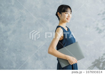 パソコンを持つ女性　 107693814
