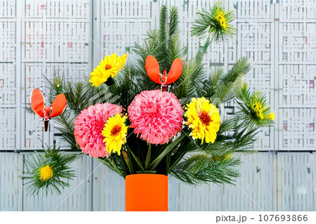 ピンクと黄色の花とデコレーション。Generative AI 107693866