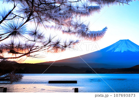 夜明けの富士山と湖の自然の風景イラスト。Generative AI 107693873