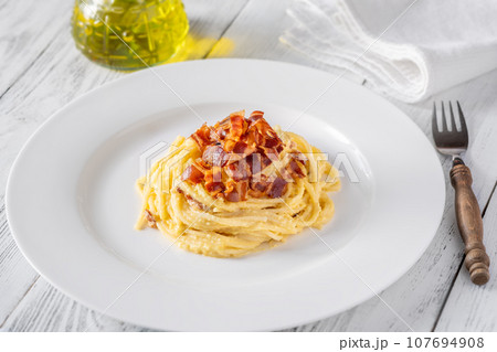Portion of carbonara pasta 107694908