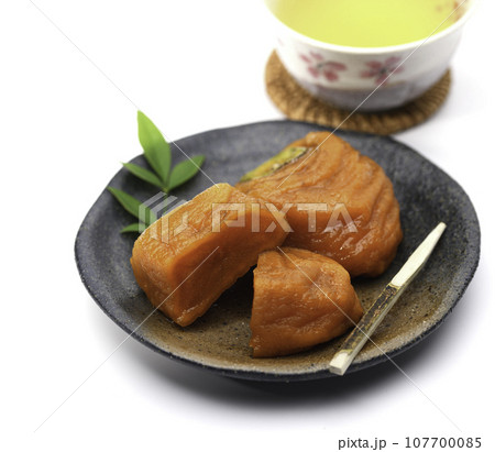 渋柿を剥きじっくり時間をかけて作った あんぽ柿 秋の味覚 半熟で甘味たっぷりな柿(白バック)柿 果物 渋柿を剥きじっくり時間をかけて作った あんぽ柿 秋の味覚 半熟で甘味たっぷりな柿(白バック)柿 果物 107700085