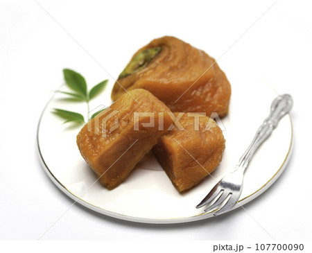 渋柿を剥きじっくり時間をかけて作った あんぽ柿 秋の味覚 半熟で甘味たっぷりな柿（白バック）柿 果物 107700090