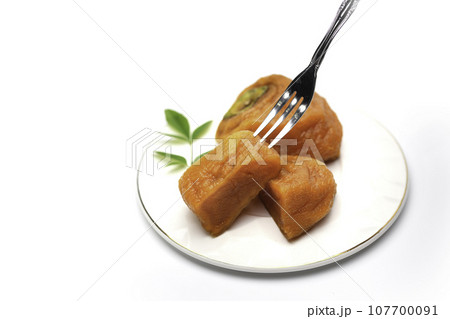 渋柿を剥きじっくり時間をかけて作った あんぽ柿 秋の味覚 半熟で甘味たっぷりな柿(白バック)柿 果物 渋柿を剥きじっくり時間をかけて作った あんぽ柿 秋の味覚 半熟で甘味たっぷりな柿(白バック)柿 果物 107700091