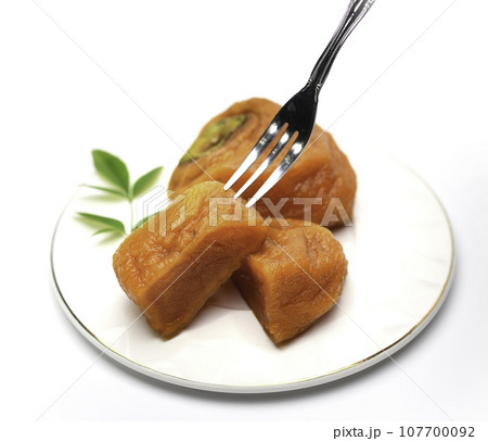 渋柿を剥きじっくり時間をかけて作った あんぽ柿 秋の味覚 半熟で甘味たっぷりな柿（白バック）柿 果物 107700092