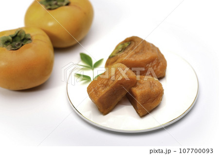 渋柿を剥きじっくり時間をかけて作った あんぽ柿 秋の味覚 半熟で甘味たっぷりな柿(白バック)柿 果物 渋柿を剥きじっくり時間をかけて作った あんぽ柿 秋の味覚 半熟で甘味たっぷりな柿(白バック)柿 果物 107700093