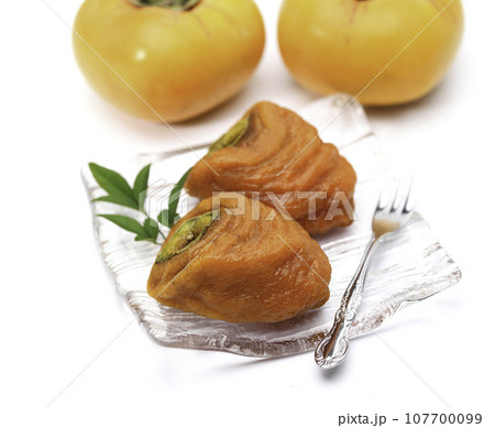 渋柿を剥きじっくり時間をかけて作った あんぽ柿 秋の味覚 半熟で甘味たっぷりな柿（白バック）柿 果物 107700099