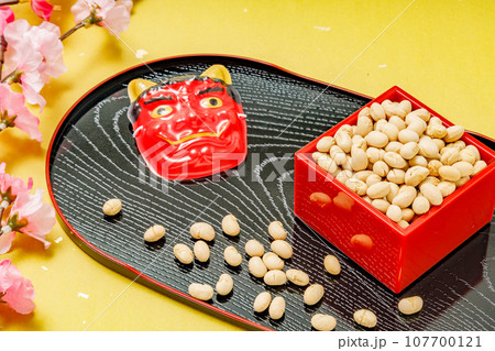 節分の豆と梅の花と赤鬼の面 107700121