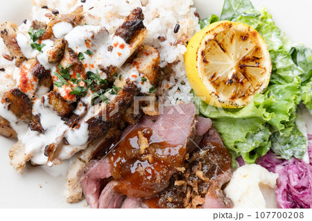 ジャークチキンとローストビーフのワンプレートディッシュ 107700208