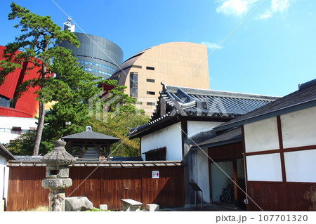 北九州市の小倉城庭園とリバーウォークの建物 北九州市の小倉城庭園とリバーウォークの建物 107701320