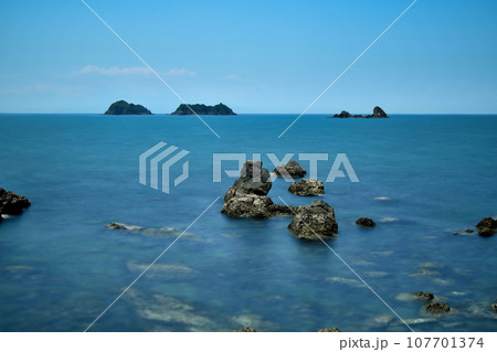 栖原の海岸から苅藻島・鷹島・毛無島を望む　【和歌山県湯浅町】 107701374
