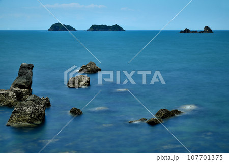 栖原の海岸から苅藻島・鷹島・毛無島を望む　【和歌山県湯浅町】 107701375