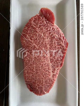 黒毛和牛肩肉の厚切りステーキ 国産和牛の旨み 107701589