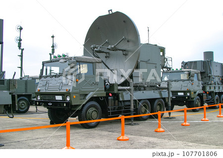 大きなアンテナを搭載した航空自衛隊の通信車両 107701806