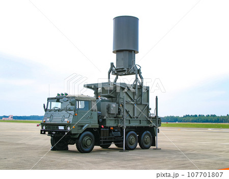 アンテナを搭載した航空自衛隊の通信車両 107701807