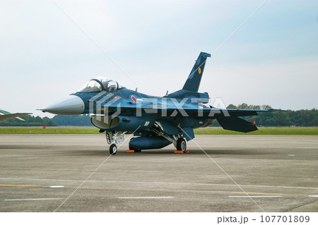 展示される航空自衛隊の戦闘機F-2A 107701809
