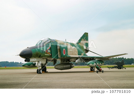 展示される航空自衛隊の偵察機RF-4EJ 107701810