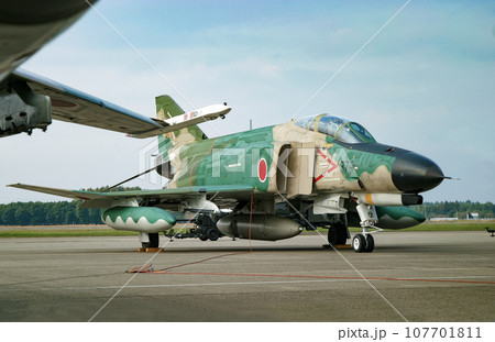 展示される航空自衛隊の偵察機RF-4EJ 107701811