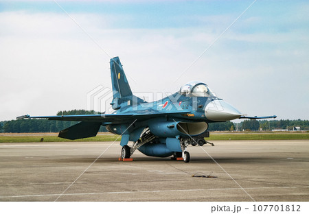 展示される航空自衛隊の戦闘機F-2A 107701812