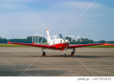 展示される航空自衛隊の練習機 T-7 107701814
