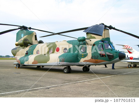 展示される航空自衛隊のヘリコプターCH-47J(LR) 107701815